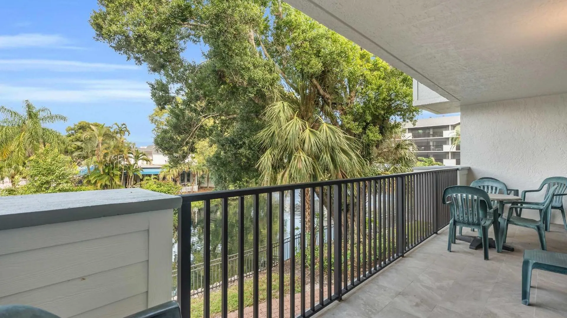 Close To Elevator And And Pool Views Holiday home
