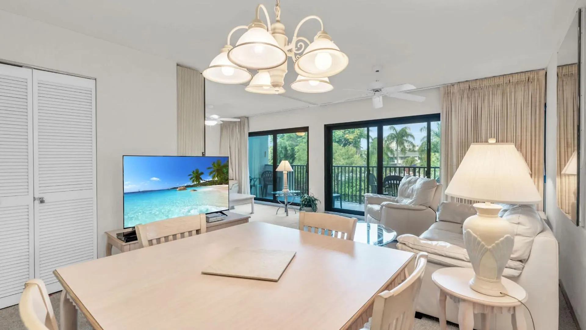 Close To Elevator And And Pool Views * Naples
