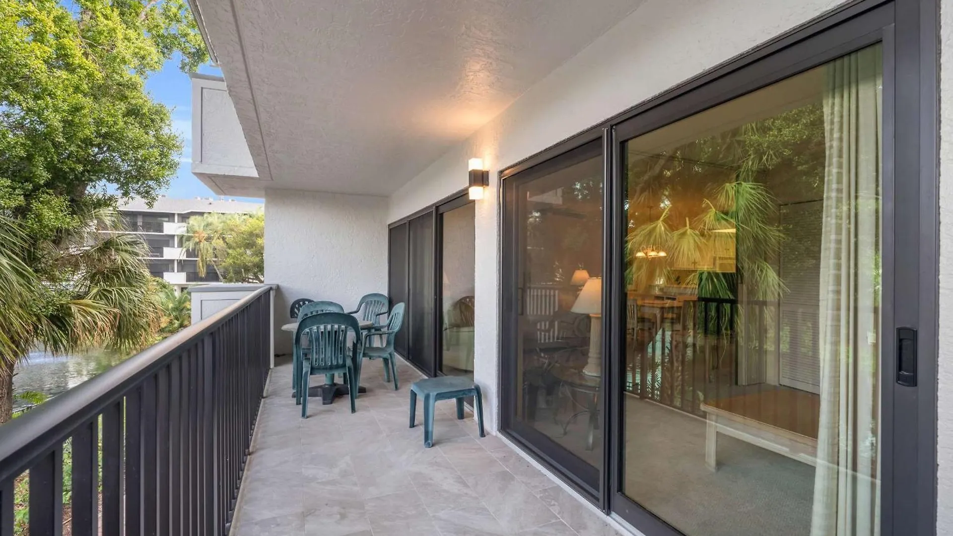 Close To Elevator And And Pool Views *