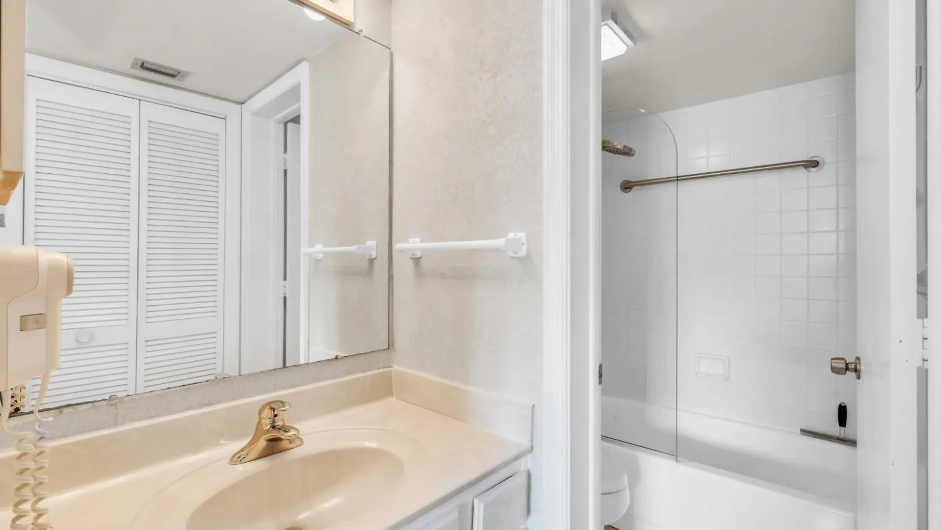 Close To Elevator And And Pool Views Holiday home Naples