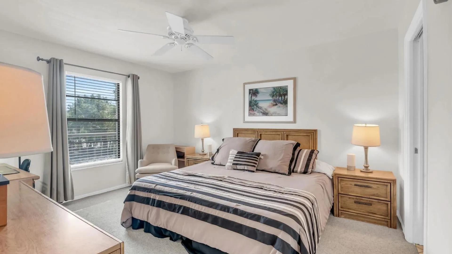 Close To Elevator And And Pool Views Holiday home