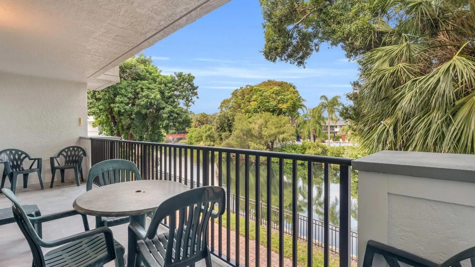 Close To Elevator And And Pool Views Naples