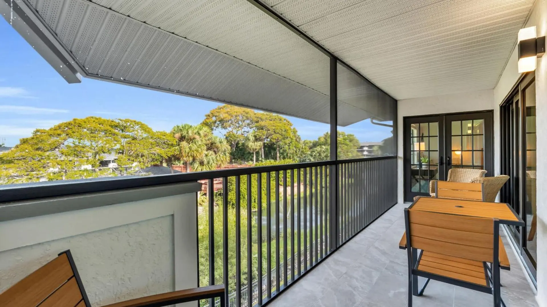 Deluxe - Modern Furnishings And Great View Holiday home