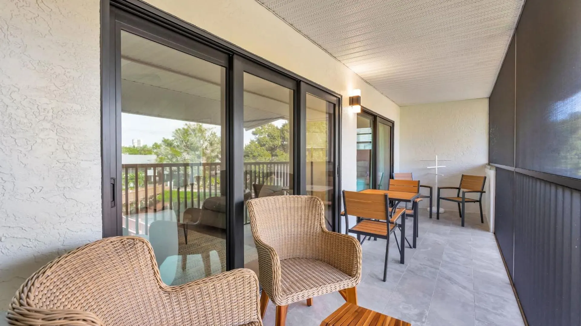 Deluxe - Modern Furnishings And Great View