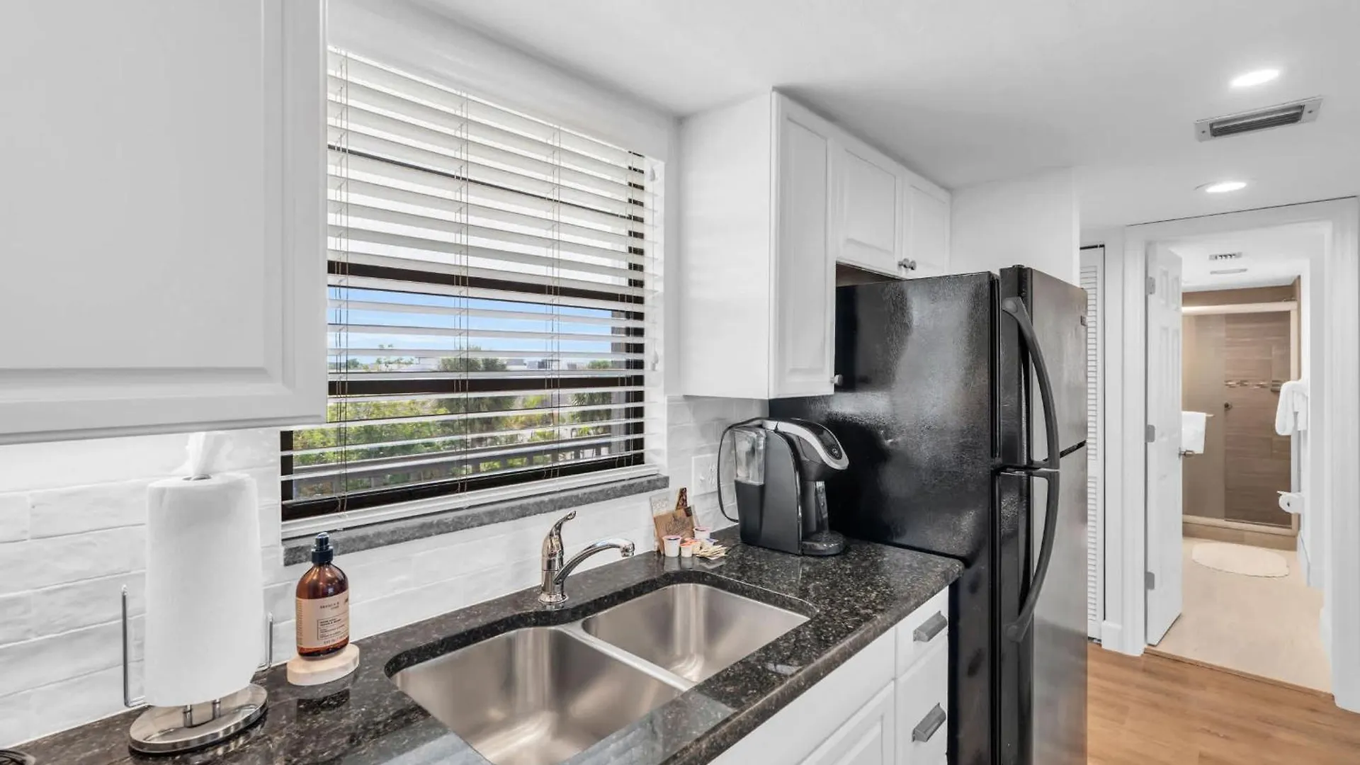 Deluxe - Modern Furnishings And Great View *