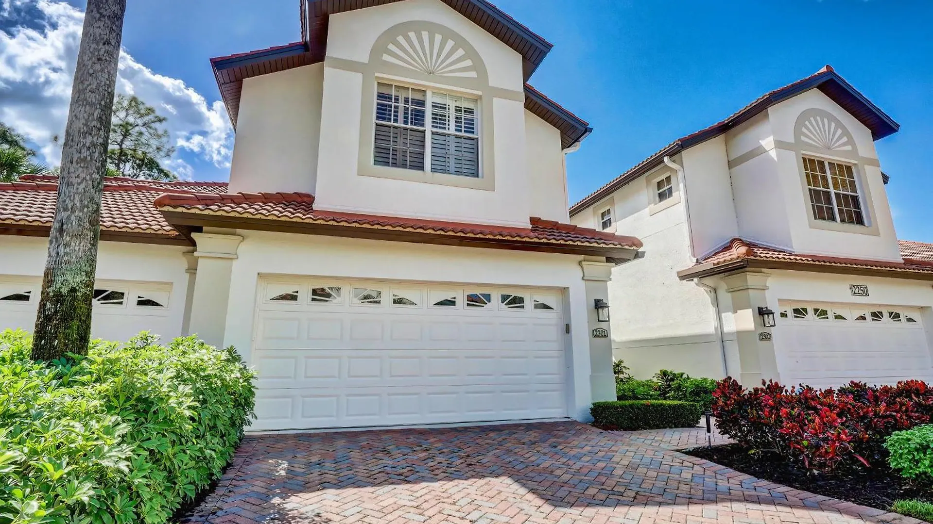 First Floor Coach With Pond Views Naples