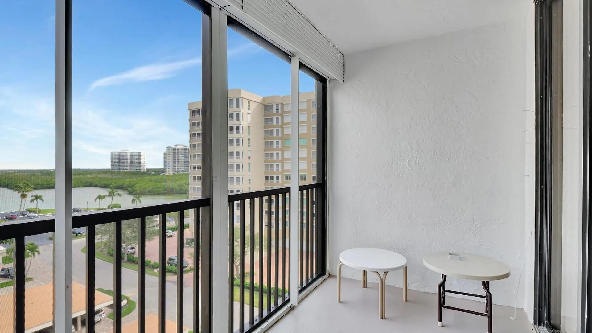 Holiday home 6th Floor End Unit -bay Side -with Gulf Views And Walk To Vanderbilt *