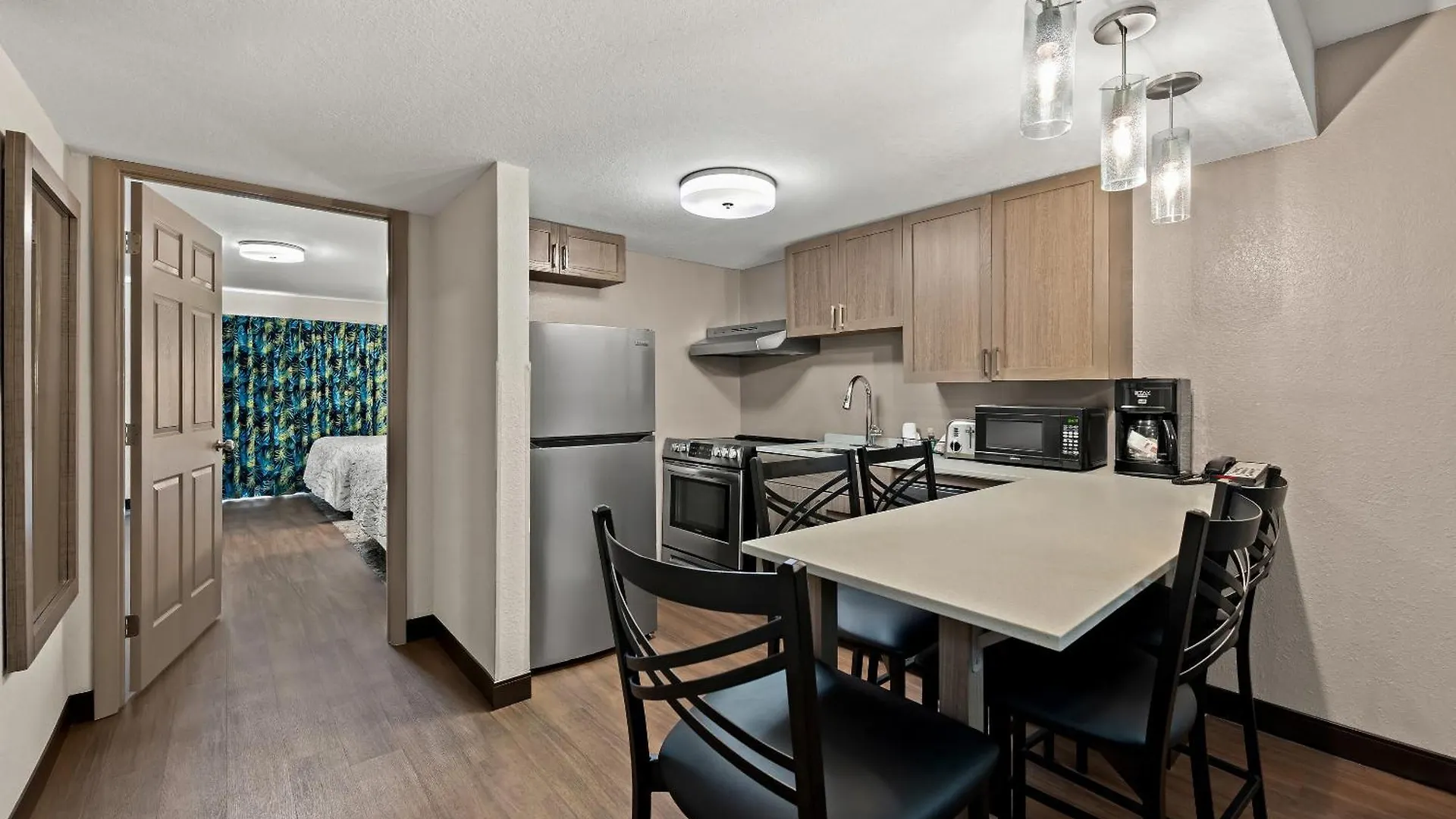 Red Roof Plus+ & Downtown-5th Ave S Otel 3*