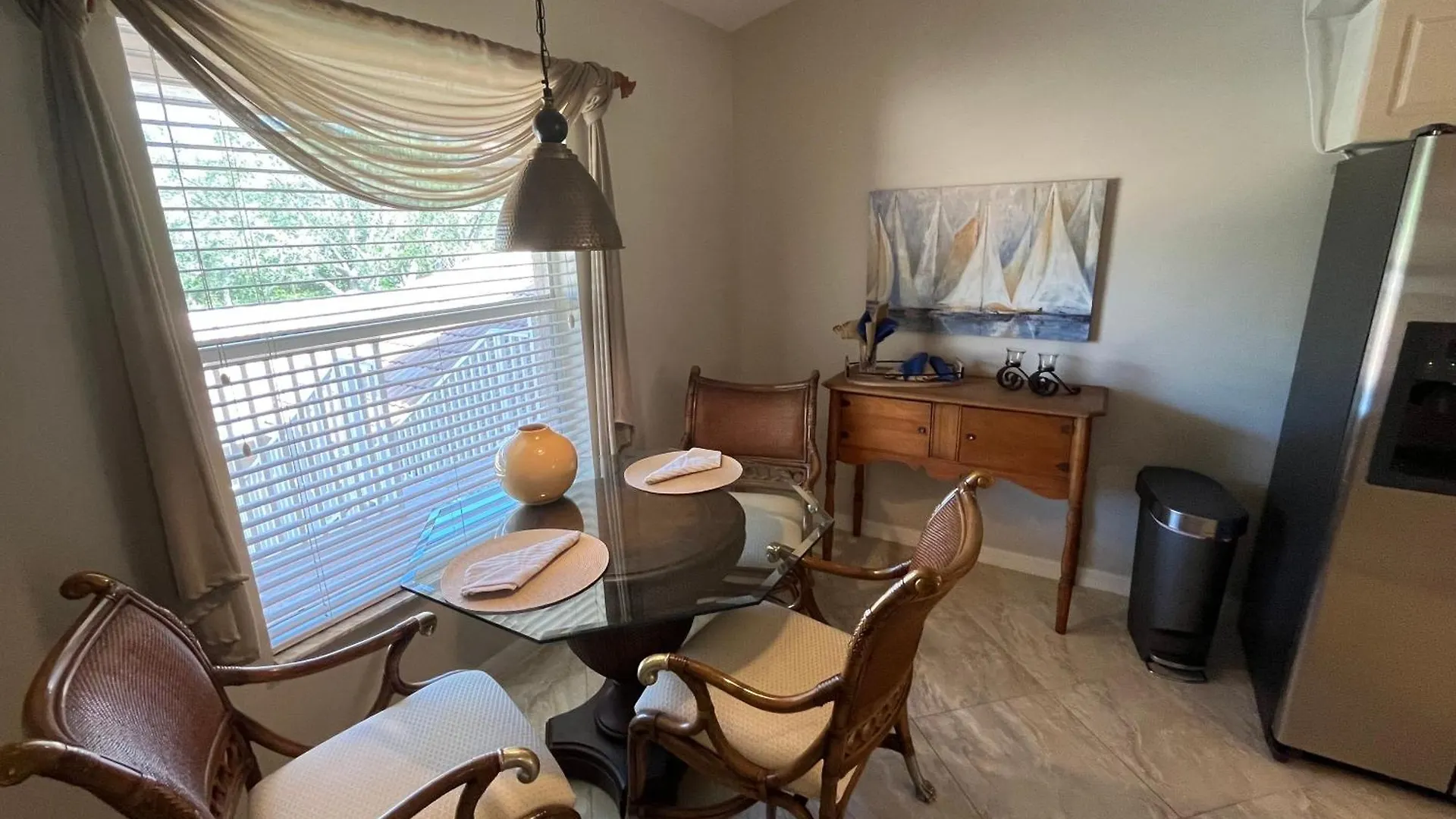 Well-appointed Beautifully Furnished Apartment *