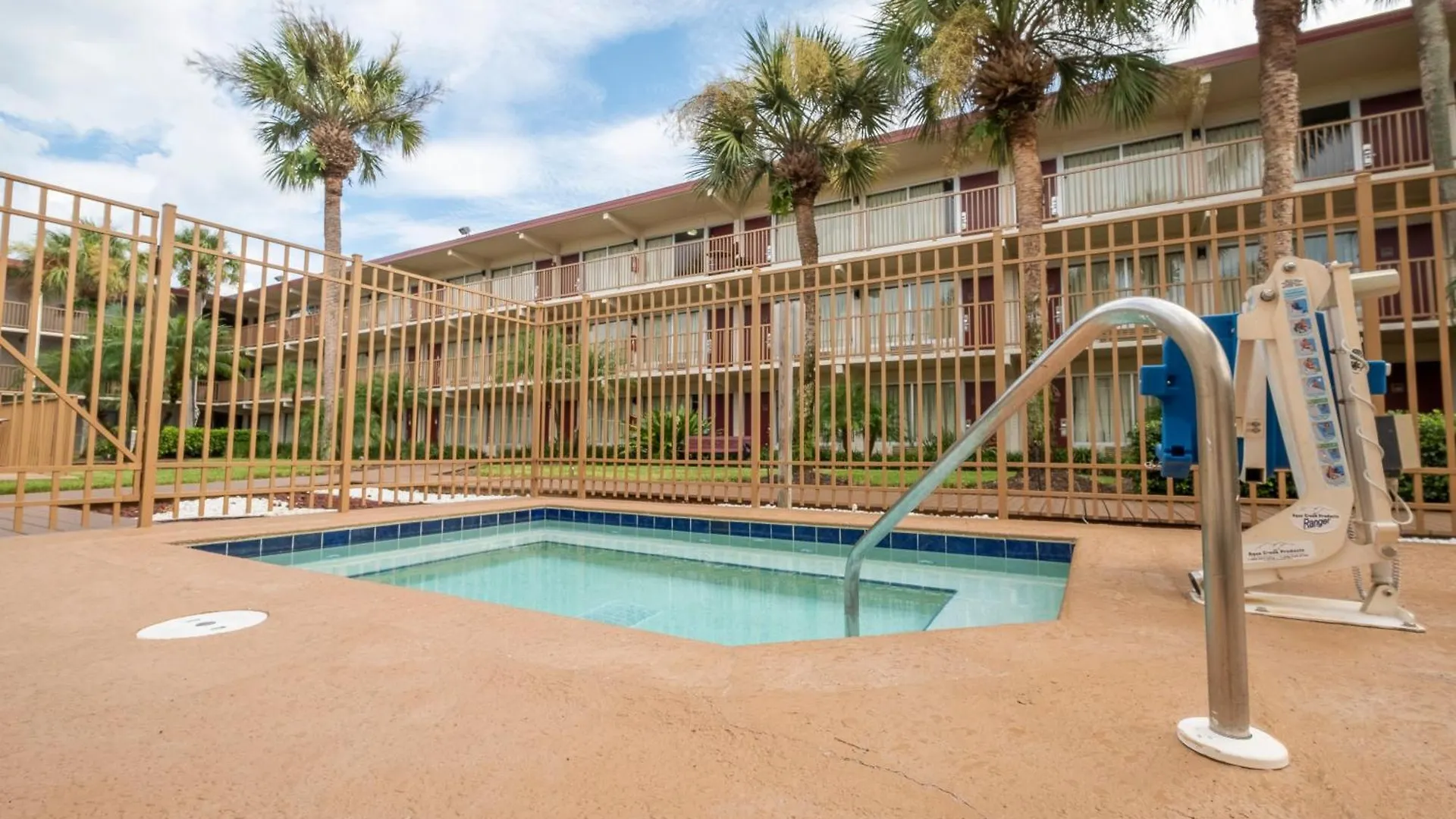 Red Roof Plus+ & Downtown-5th Ave S Otel North Naples