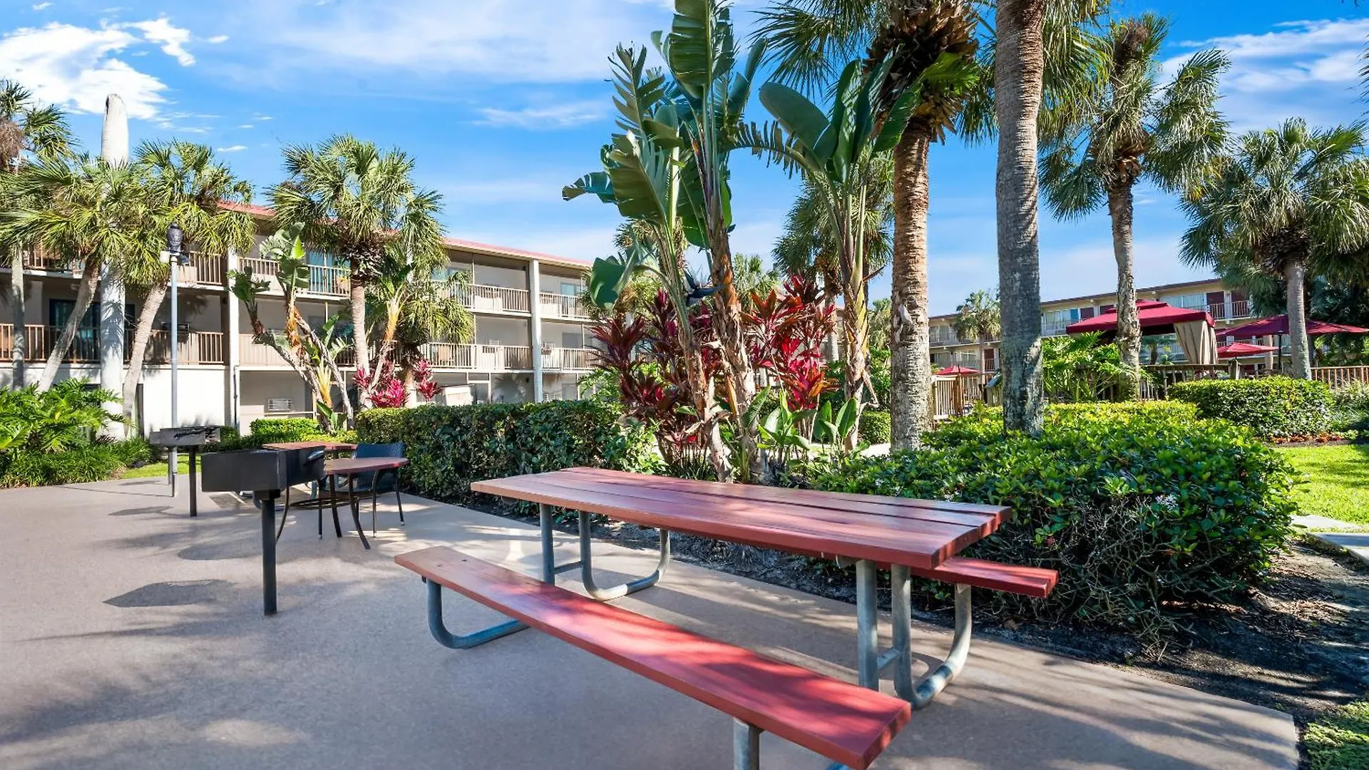 Hotel Red Roof Plus+ & Downtown-5th Ave S North Naples