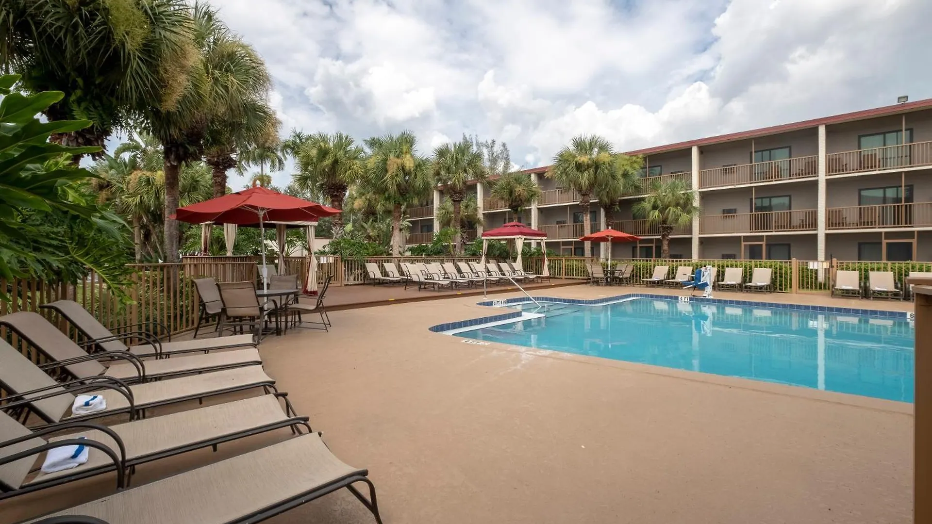 Red Roof Plus+ & Downtown-5th Ave S 3* North Naples