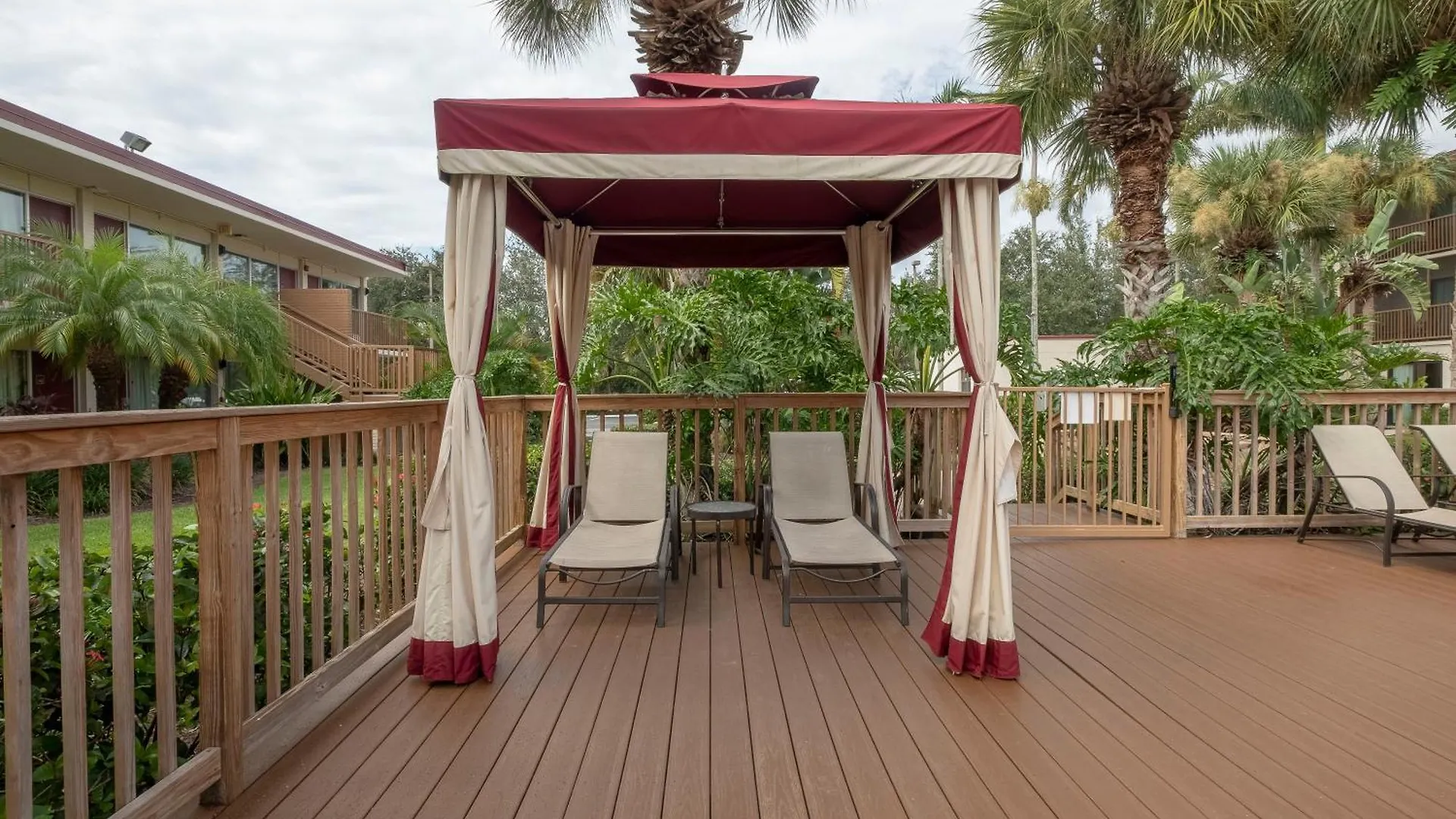 Red Roof Plus+ & Downtown-5th Ave S 3* North Naples