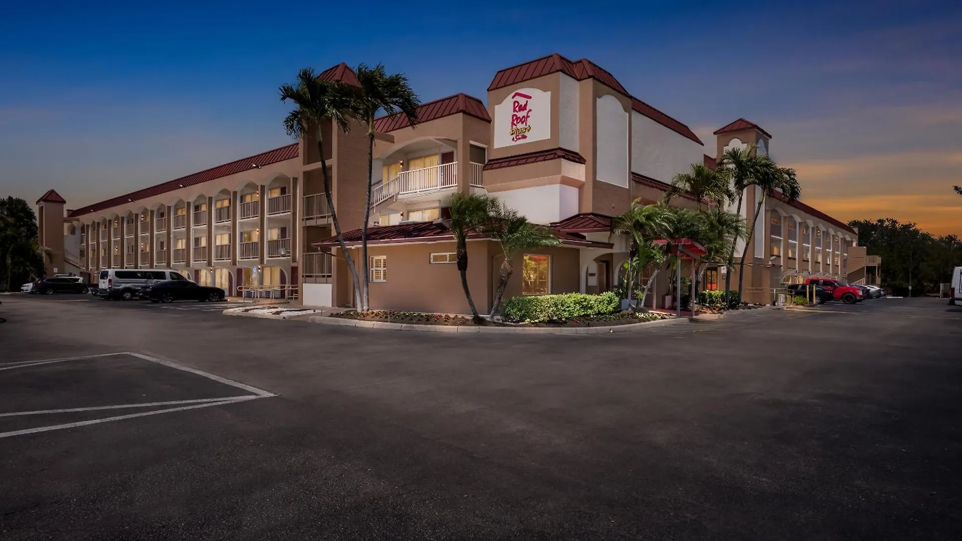 Red Roof Plus+ & Downtown-5th Ave S Hotel 3*
