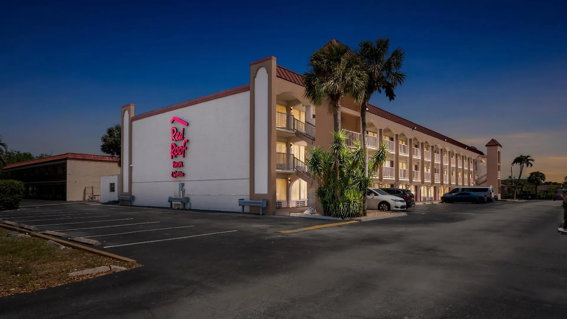 Red Roof Plus+ & Downtown-5th Ave S Hotel 3*