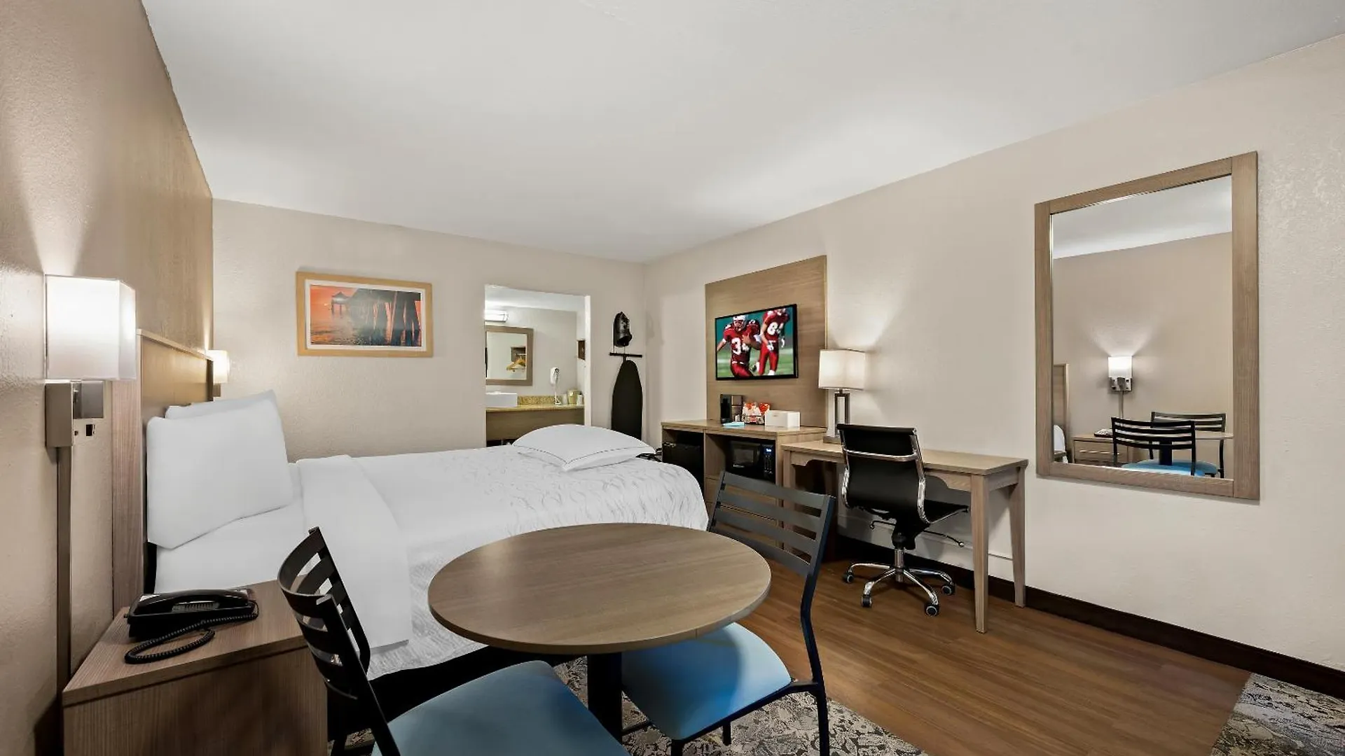 Hotel Red Roof Plus+ & Downtown-5th Ave S 3*