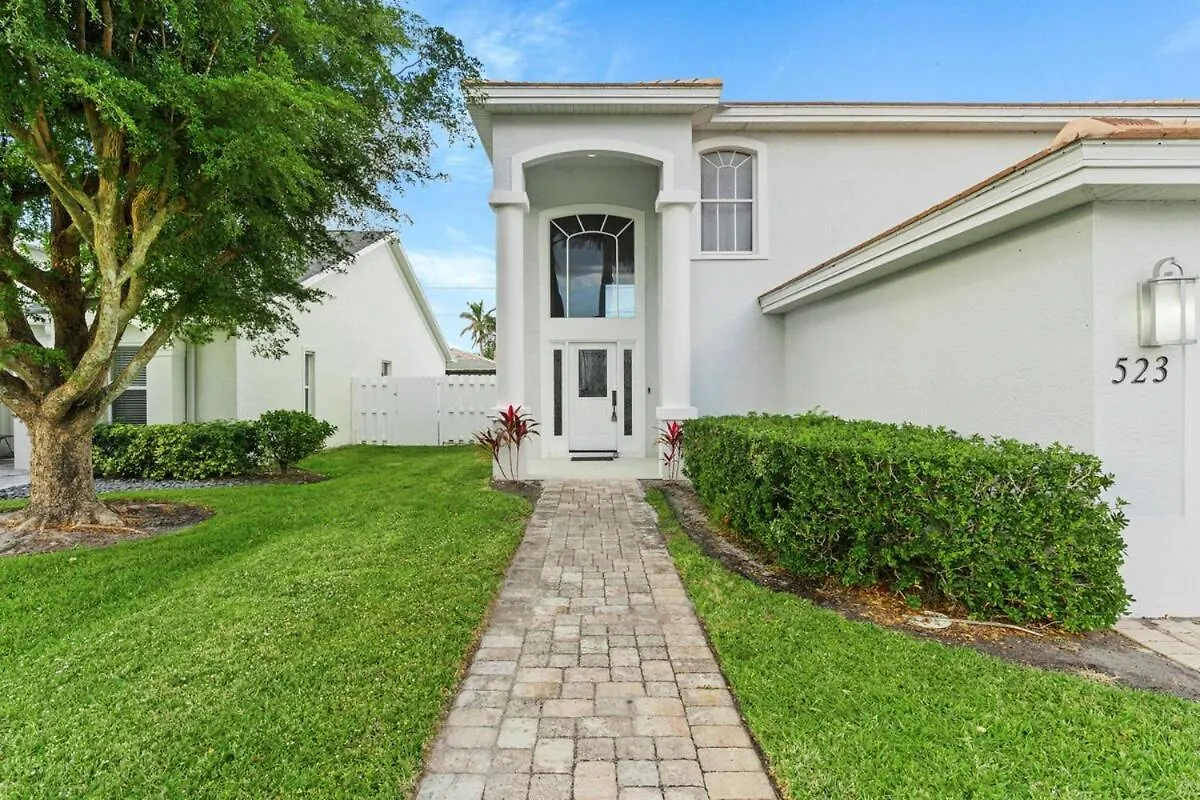 House With Heated Pool In Park *