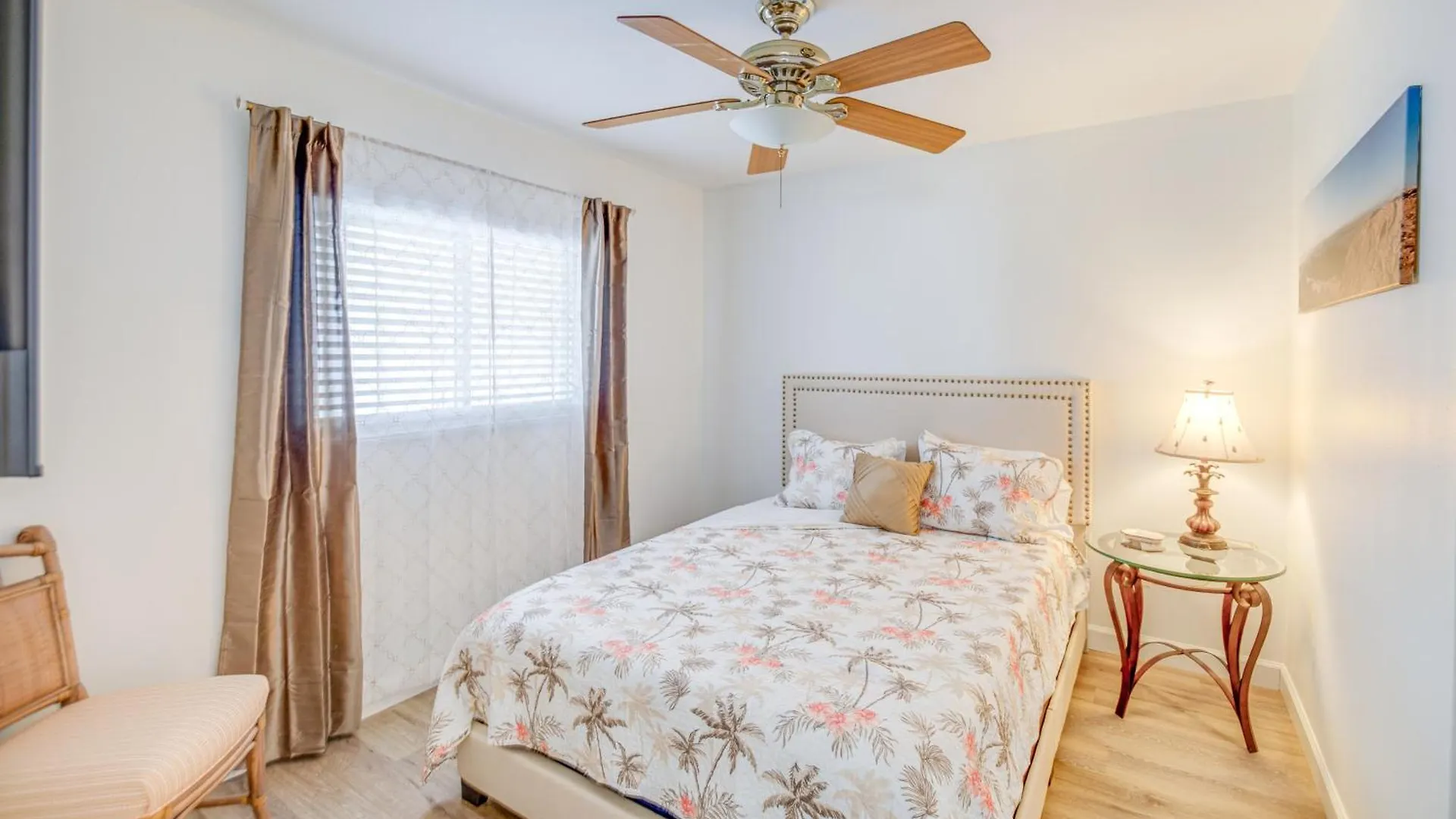 Cozy And Bright Abode With Community Amenities! * Нейплс
