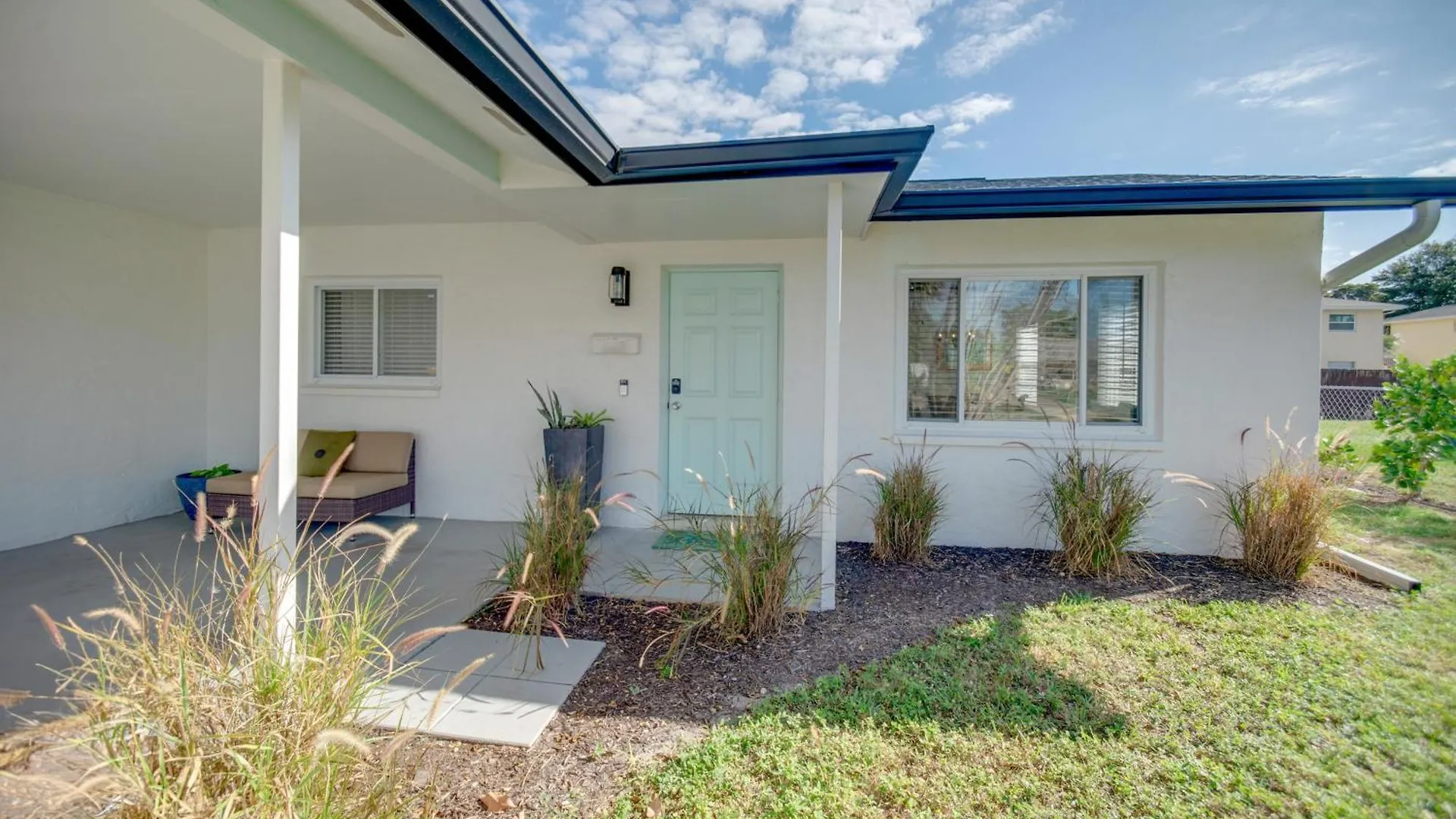 Cozy And Bright Abode With Community Amenities! * Нейплс