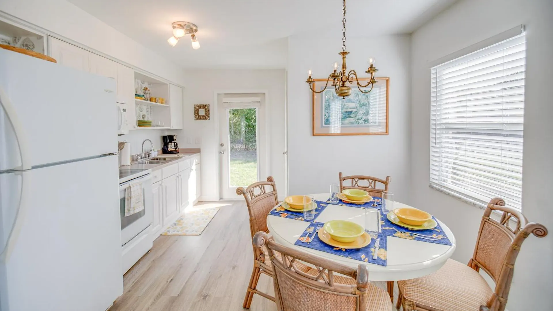 Cozy And Bright Abode With Community Amenities! *