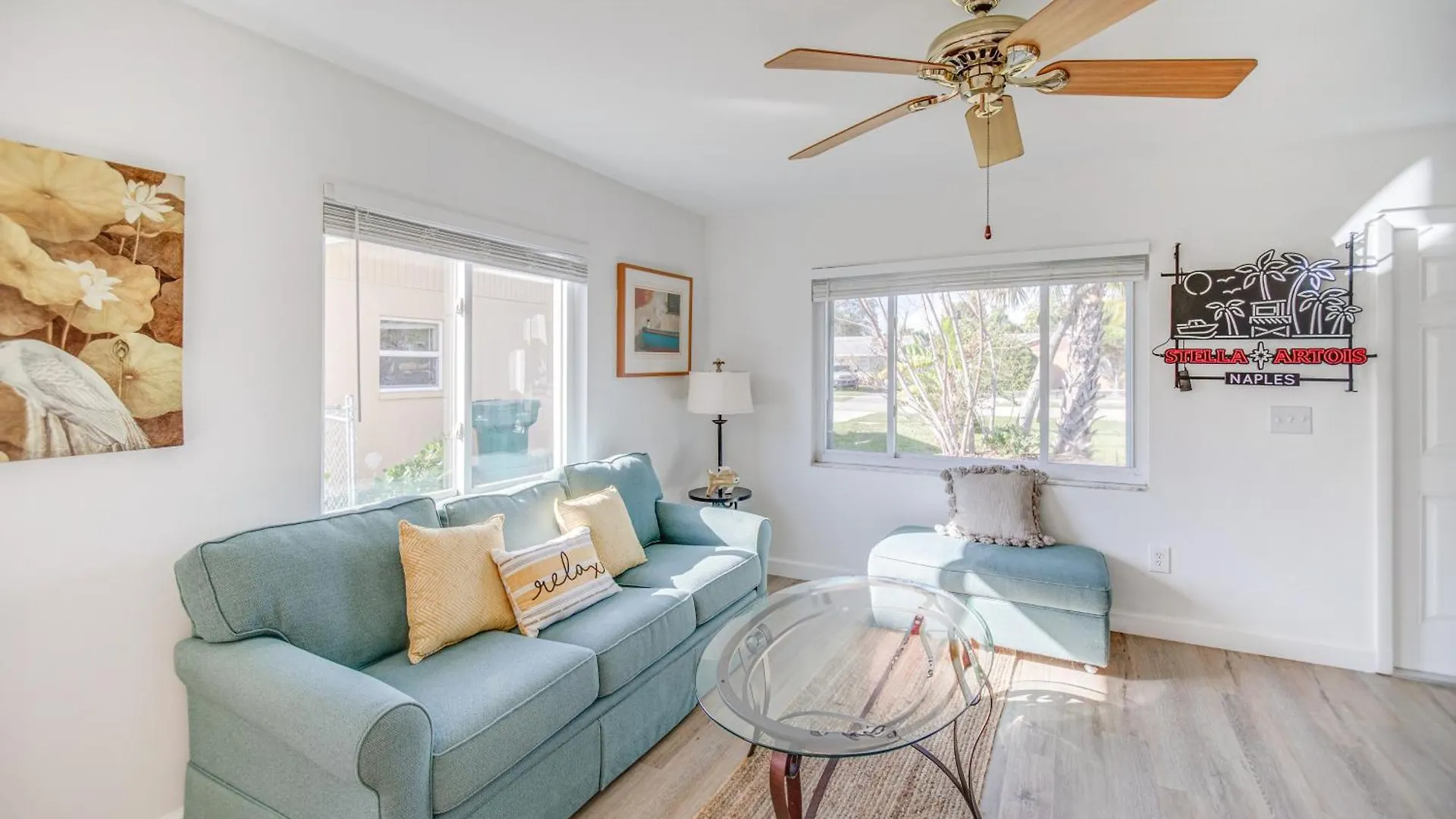 Cozy And Bright Abode With Community Amenities! Нейплс