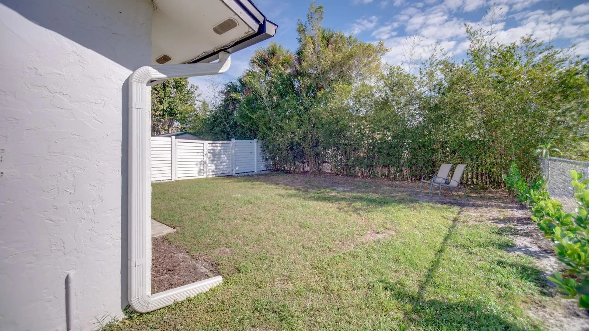 Cozy And Bright Abode With Community Amenities!