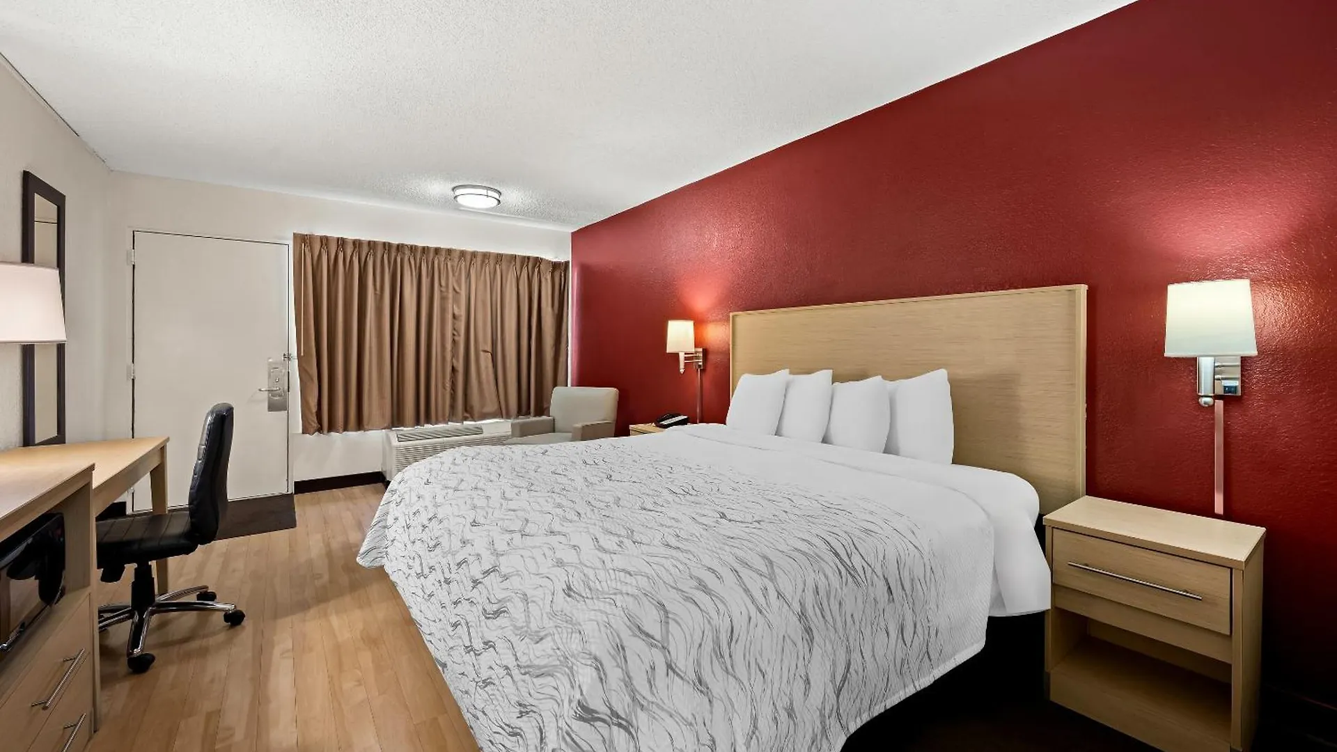 Hotel Red Roof Plus+ & Downtown-5th Ave S Naples