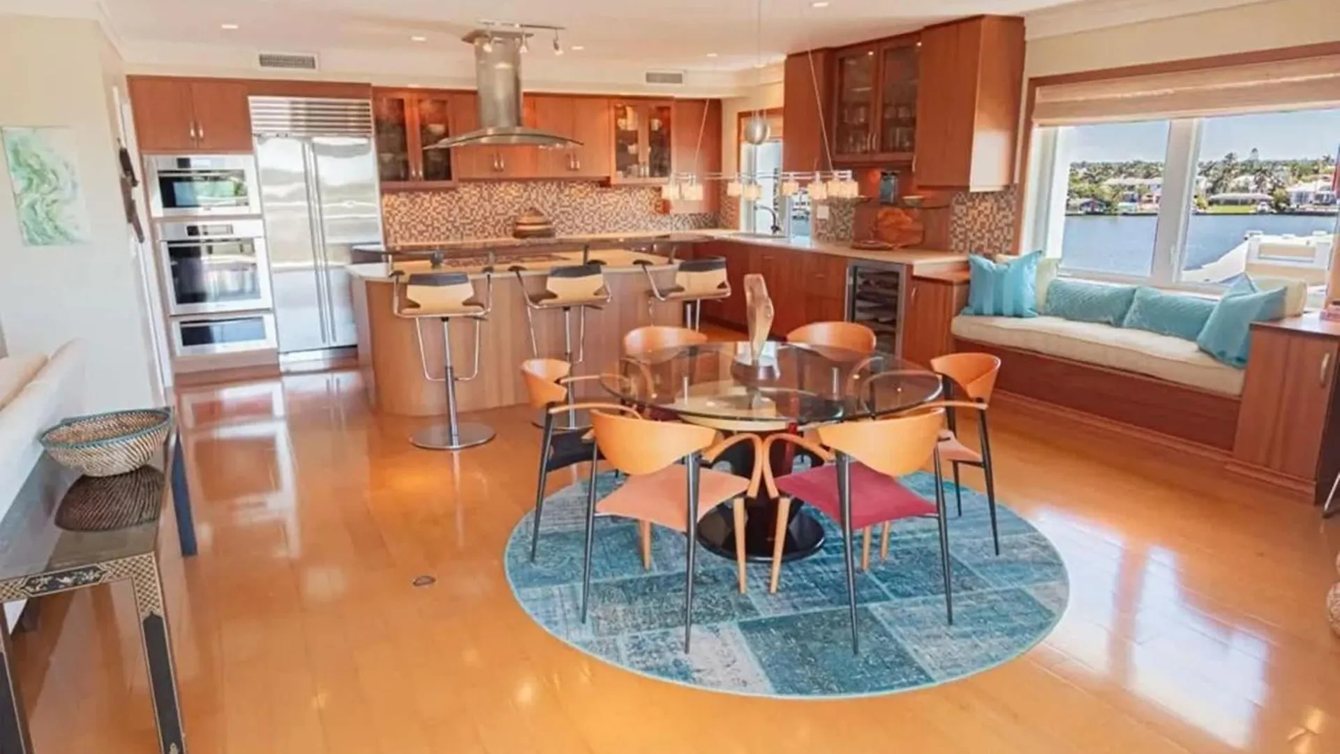 Bayfront Corner Unit In Olde Apartment