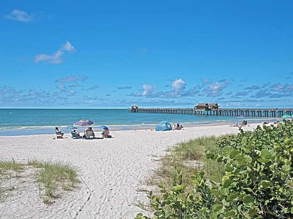 Aqua Blue! Only 1 Mile To The Beach! Heated Pool, Fenced In Yard & Pet Friendly! Holiday home Naples
