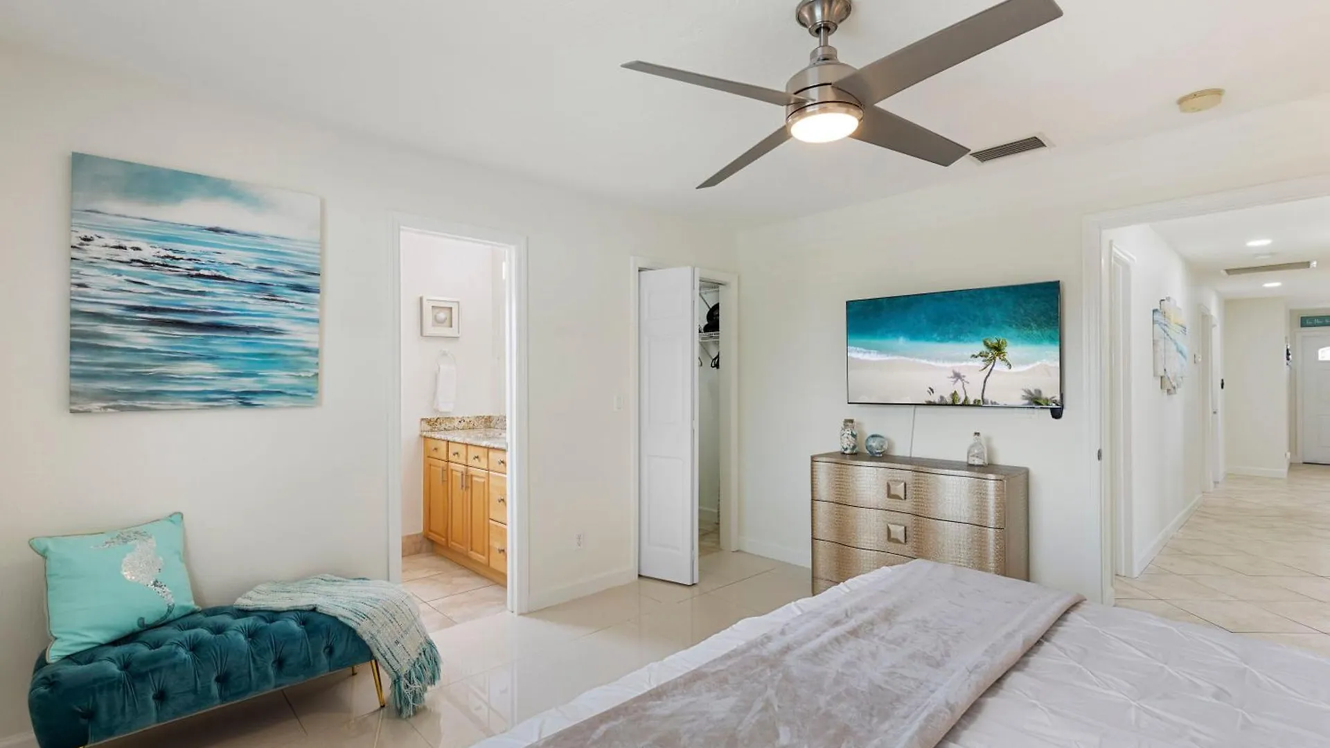 Aqua Blue! Only 1 Mile To The Beach! Heated Pool, Fenced In Yard & Pet Friendly! Holiday home *