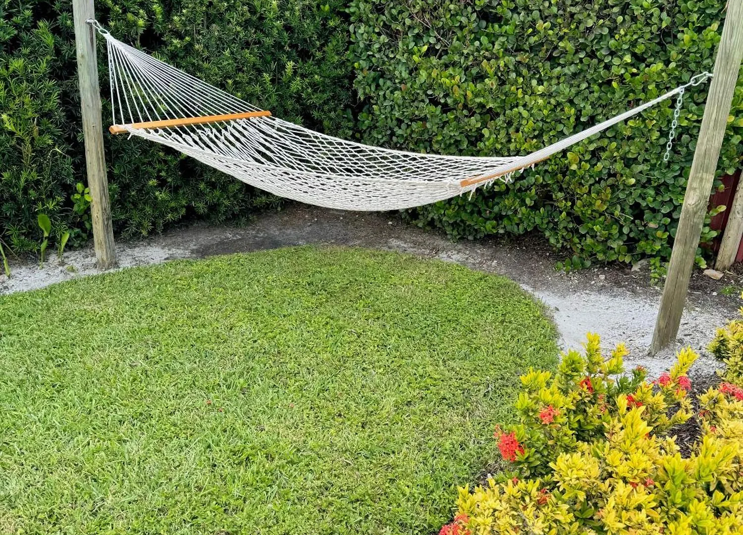 Aqua Blue! Only 1 Mile To The Beach! Heated Pool, Fenced In Yard & Pet Friendly! Naples