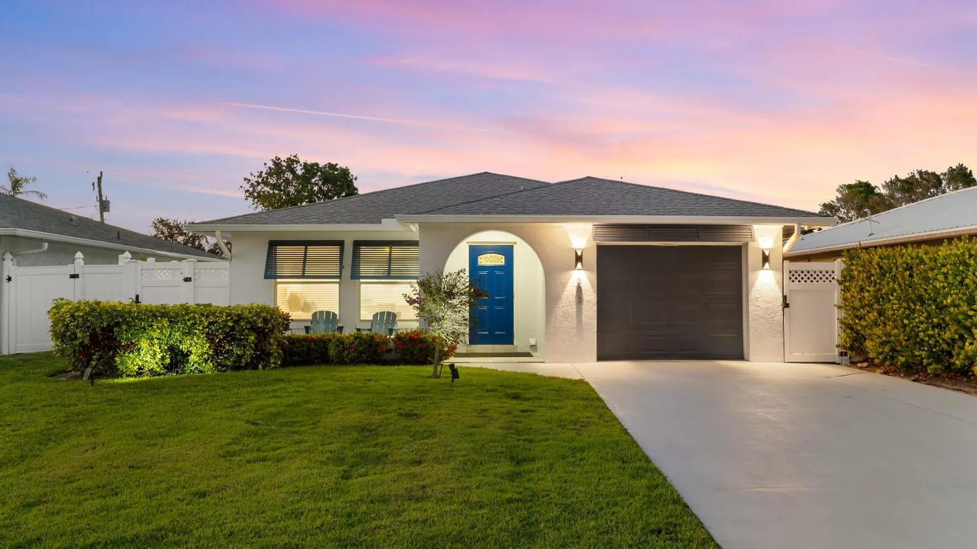 Aqua Blue! Only 1 Mile To The Beach! Heated Pool, Fenced In Yard & Pet Friendly! * Naples