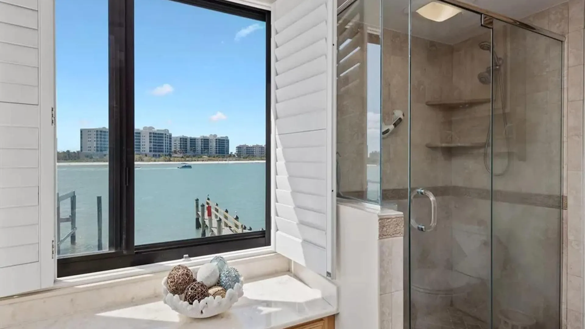 Waterfront With Scenic Views Apartment Naples