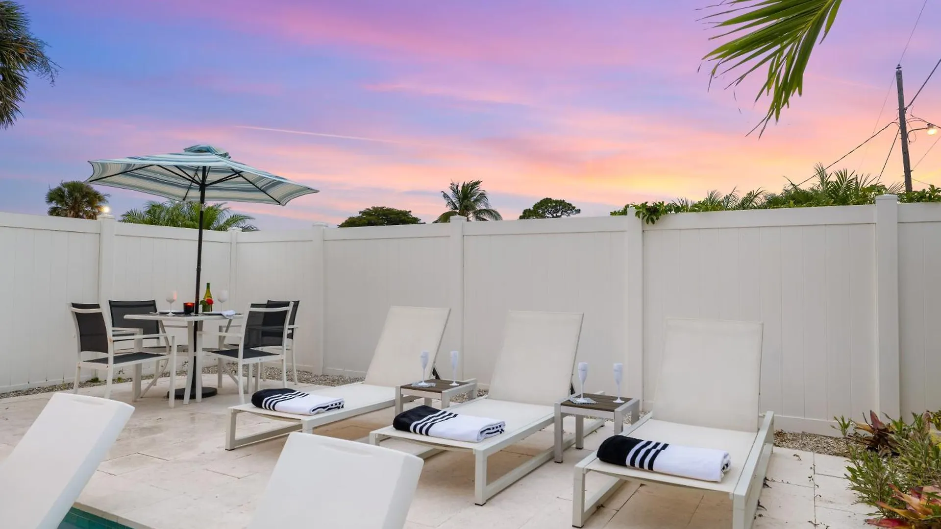 January Sale! Palm Tree Paradise - 1 Mile To The Beach! Beautiful Heated Pool! Holiday home