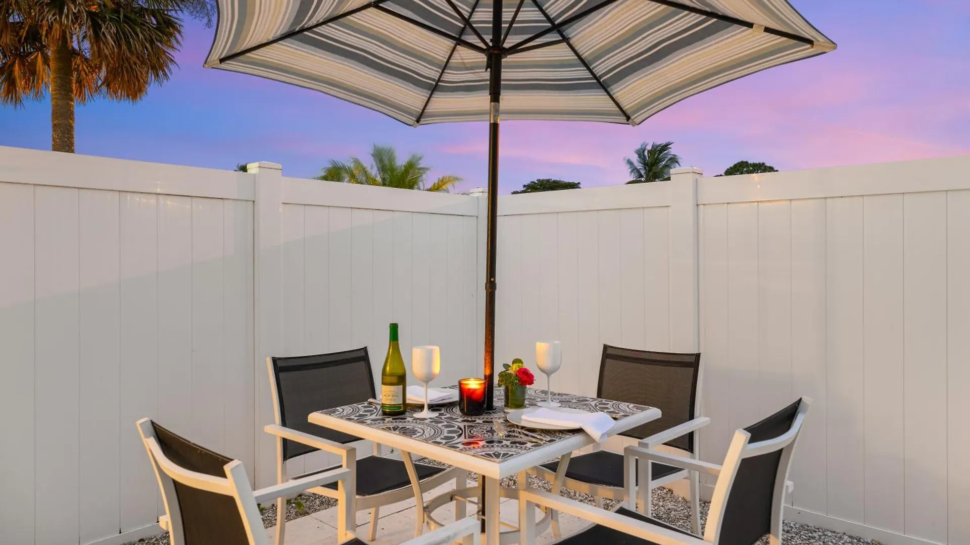 January Sale! Palm Tree Paradise - 1 Mile To The Beach! Beautiful Heated Pool! Holiday home