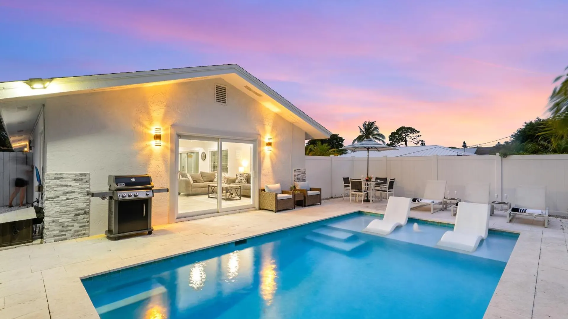 January Sale! Palm Tree Paradise - 1 Mile To The Beach! Beautiful Heated Pool! *