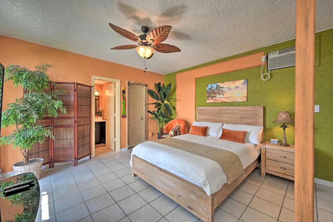 Apartment Relaxing Waterfront 2-story Retreat With Pool Access Naples