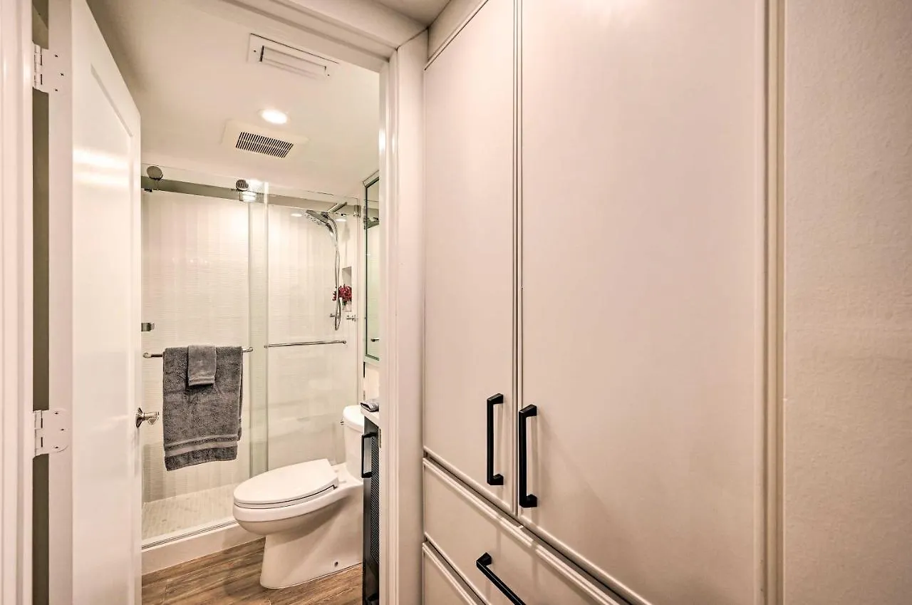 Luxe Escape Walk To And Downtown!