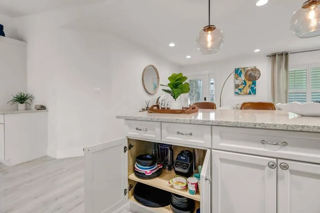 Pool House, Close To The & Down Town Naples! Semesterbostad North Naples