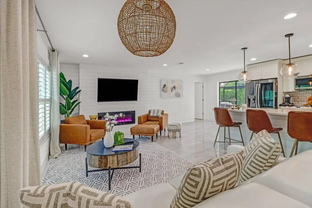 Pool House, Close To The & Down Town Naples!