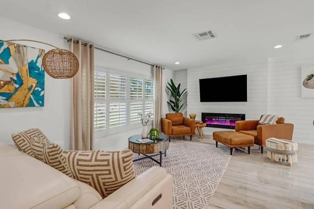 Pool House, Close To The & Down Town Naples!