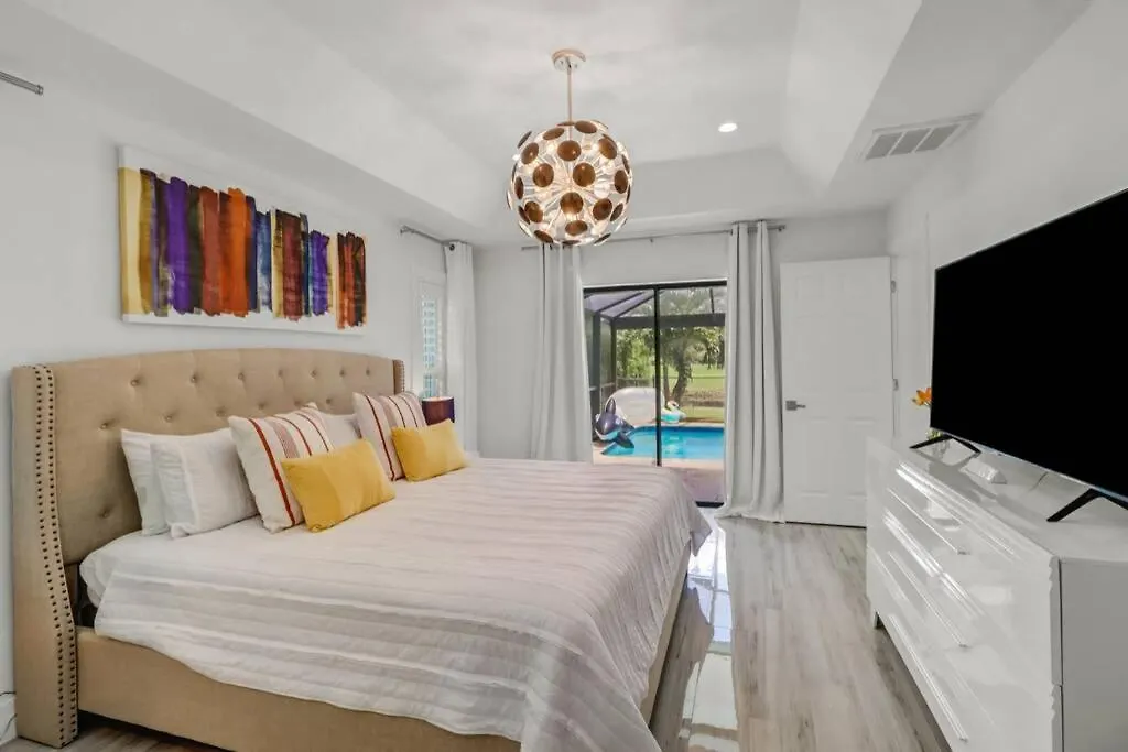 Pool House, Close To The & Down Town Naples! Semesterbostad
