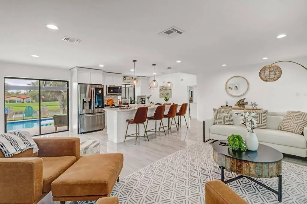 Pool House, Close To The & Down Town Naples! North Naples