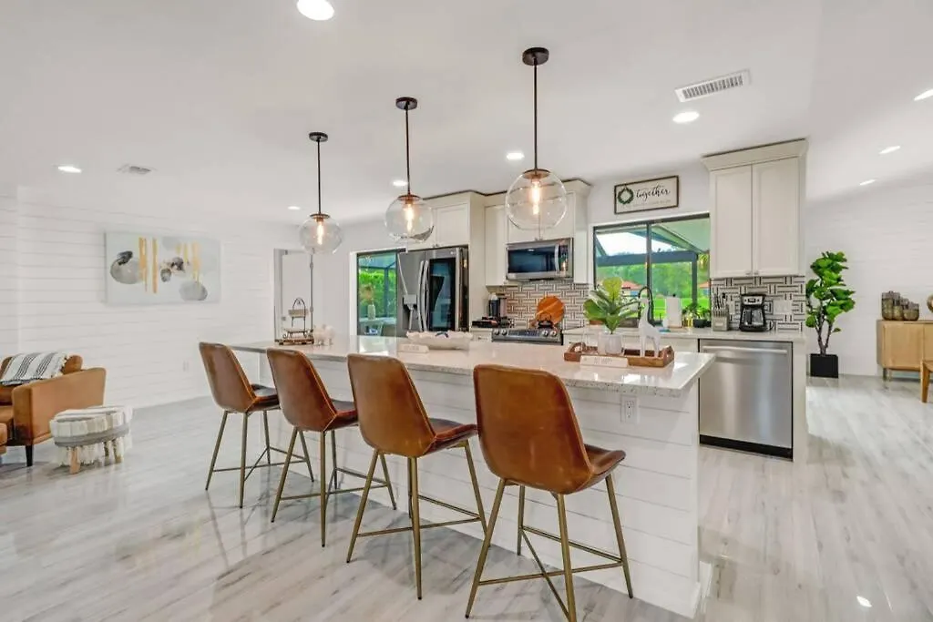 Pool House, Close To The & Down Town Naples! * North Naples