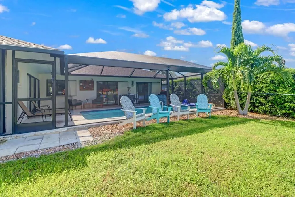 Pool House, Close To The & Down Town Naples! *