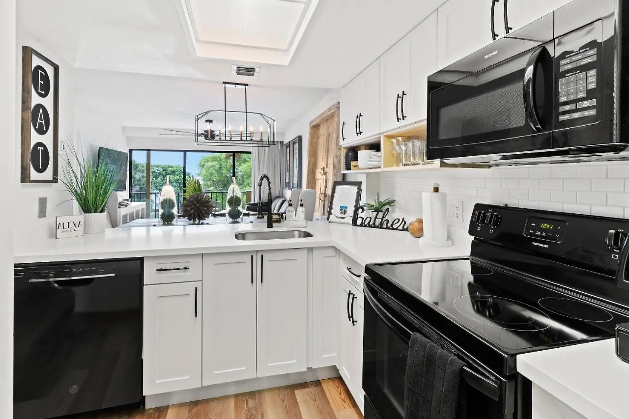 Park Shore Unit Beautiful Beaches And 5th Ave Shopping Apartment