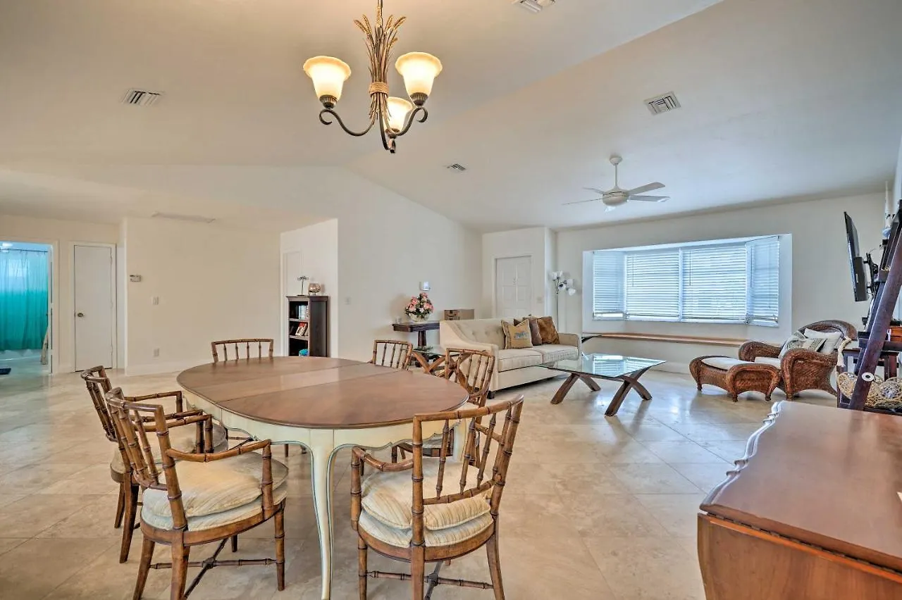 Direct Gulf Access And Lanai Sunny Home!