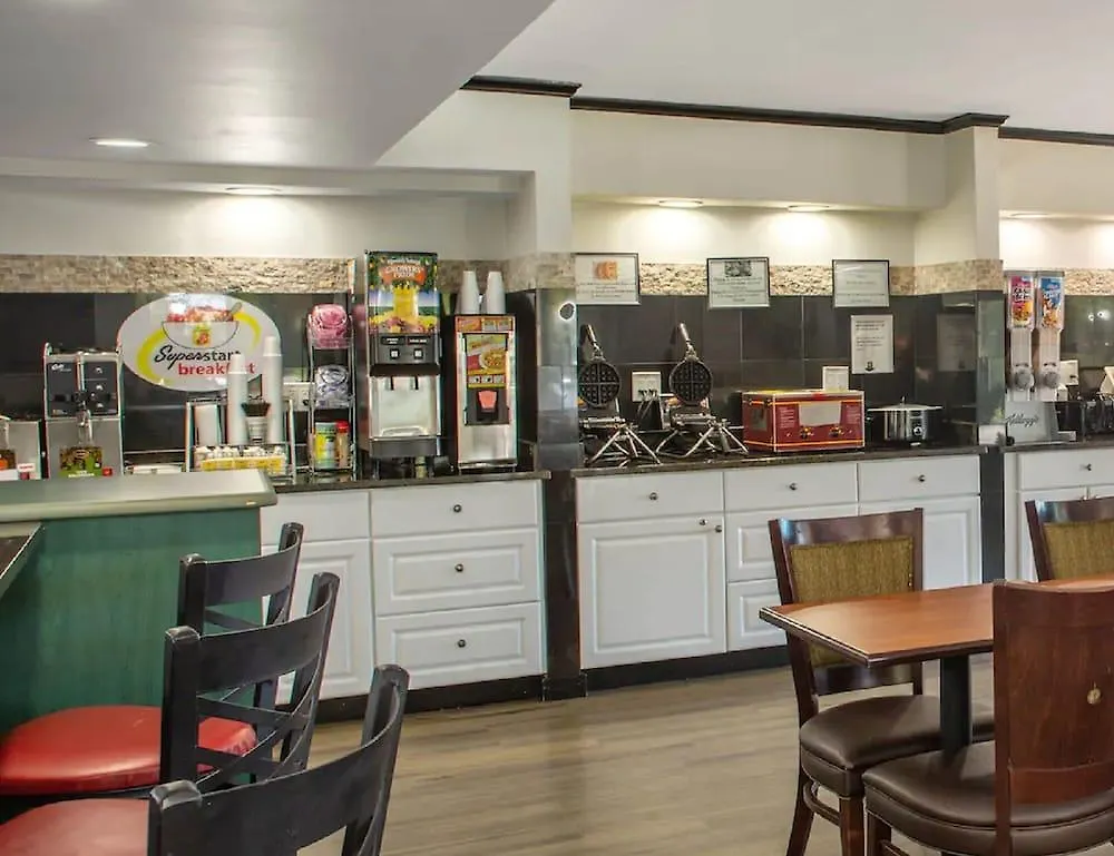 Super 8 By Wyndham Naples Hotel *