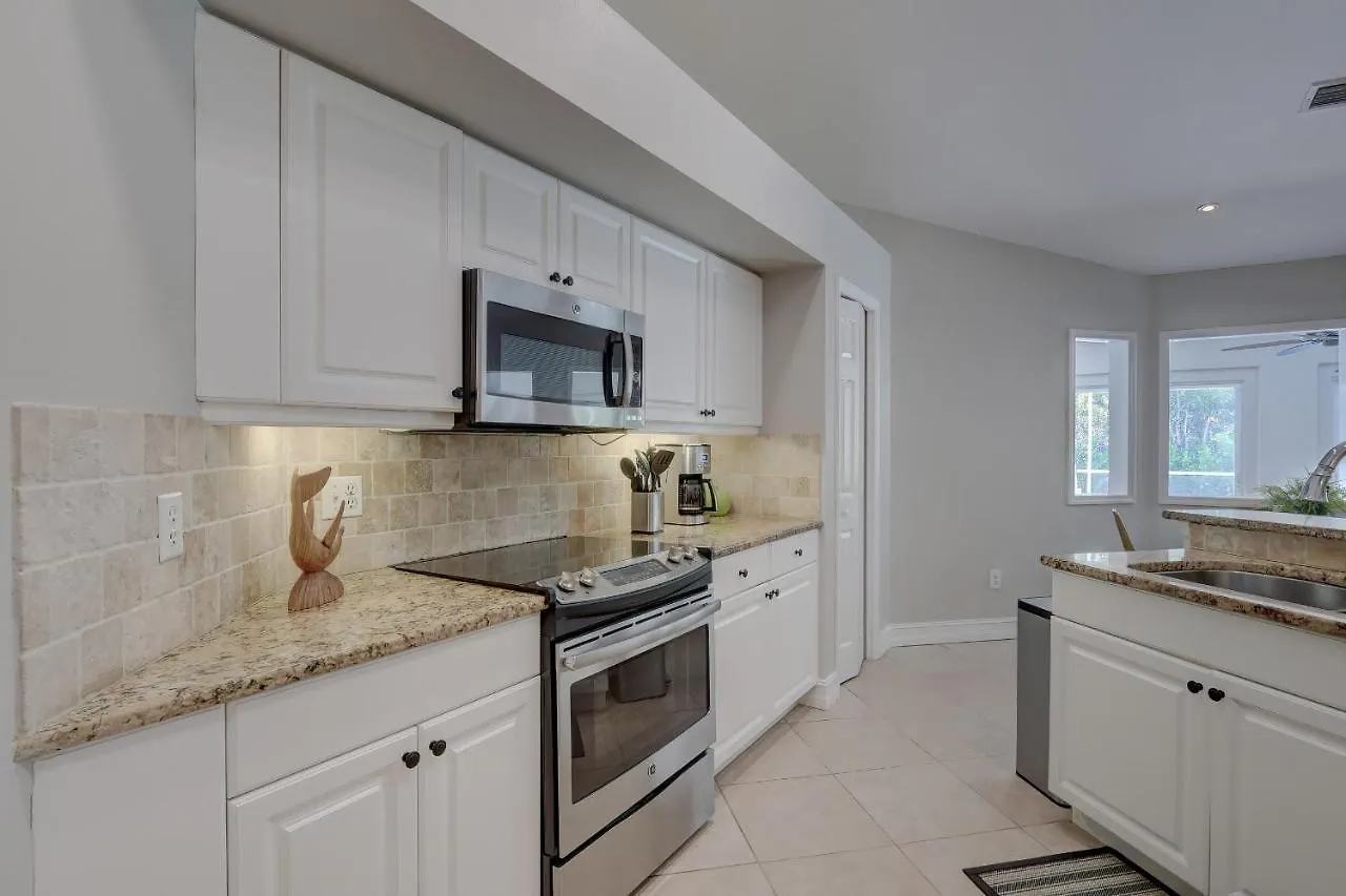 Piccadilly House: Updated Retreat With Private Pool Near Downtown & Beaches Holiday home *