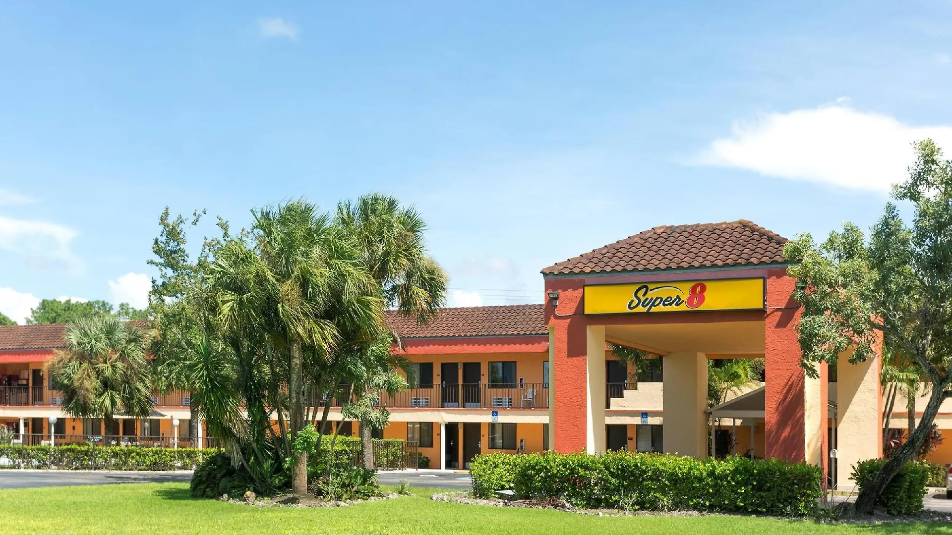 Super 8 By Wyndham Naples Hotel